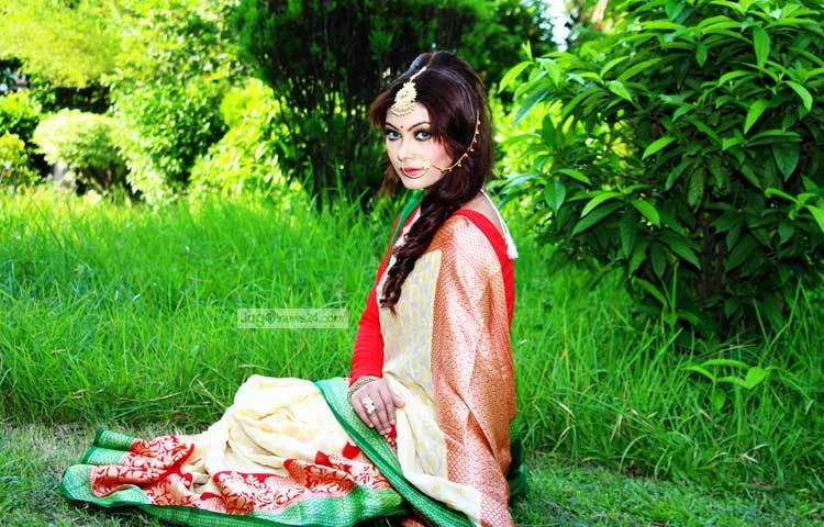 অবসরে দোলন দে রংতুলি নিয়ে আঁকাআঁকিতে বসে পড়েন। পাশাপাশি নাচের প্র্যাকটিসটাও চালাচ্ছেন সমানতালে। ছবি : এসডি প্রিন্স।