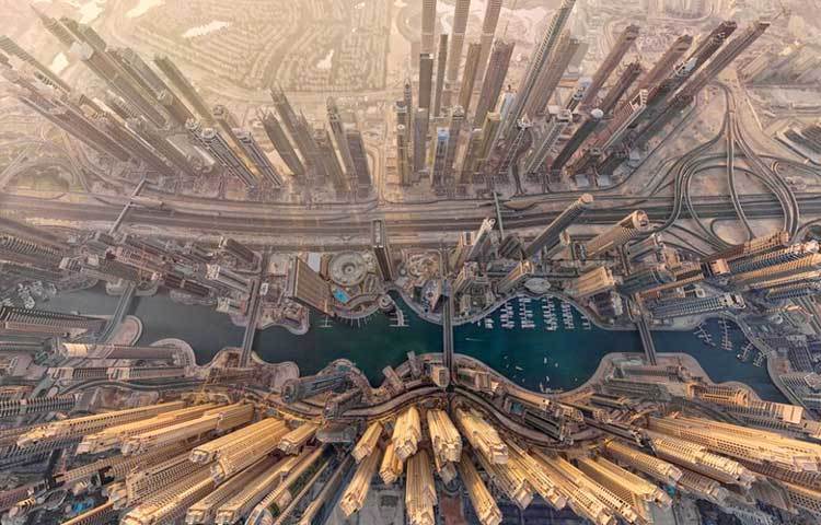 দুবাই : সংযুক্ত আরব আমিরাতের দুবাই শহরটি দিনকে দিন উন্নতির স্বর্ণ শিখরে আরহণ করছে।