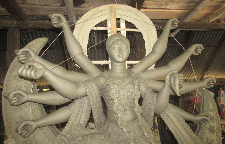 দৃষ্টিনন্দন কারুকার্জের ছোঁয়ায় তৈরি করা হয়েছে এসব প্রতিমা।&nbsp;দুর্গা প্রতিমার সঙ্গে একই উৎসবে পূজার জন্য লক্ষ্মী, স্বরস্বতী, গনেশ, কার্তিক, অসুর, বাঘ, সিংহ, মহিষ ইত্যাদি প্রতিমাও তৈরি হচ্ছে। ছবি : মো. ছগির হোসেন।