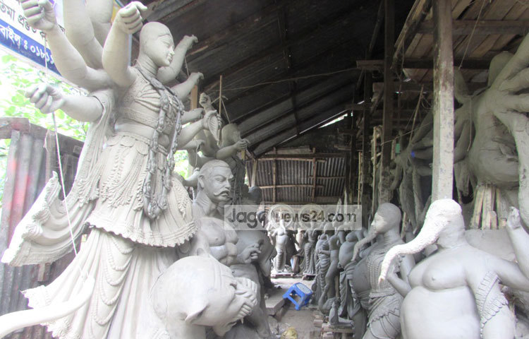 শরীয়তপুর জেলার সদর উপজেলার কোটাপাড়া, কালি খোলা, গঙানগর, ভেদরগঞ্জ উপজেলার কার্তিকপুর, ডামুড্যা উপজেলার কাইলারা এলাকাগুলো ঘুরে দেখা যায়, পাল পরিবারের শিশু থেকে বৃদ্ধ সকলেই প্রতিমা তৈরির কাজে ব্যস্ত। ছবি : মো. ছগির হোসেন।