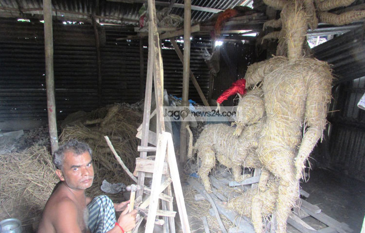 প্রতিমা তৈরির এ কারিগর সকাল সন্ধ্যা কাজে ব্যস্ত রয়েছেন। এ কারিগরের সঙ্গে কথা বলে জানা গেছে, তিনি প্রতিমা তৈরির কাজ করে অনেক আনন্দ পান। ছবি : মো. ছগির হোসেন।