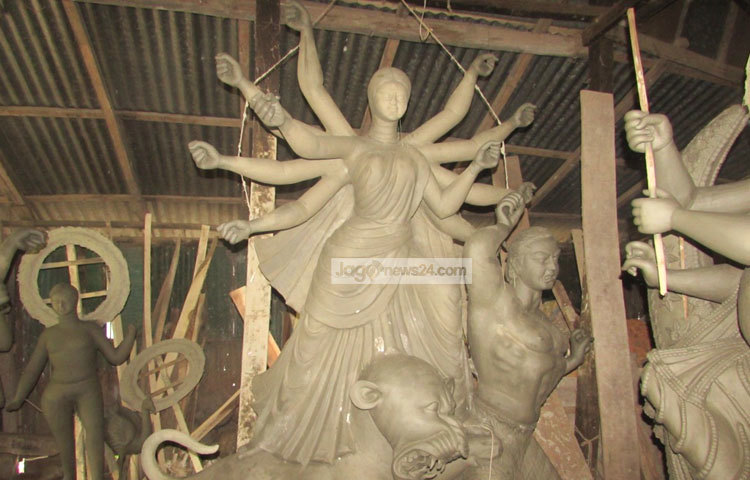 কাঁচা মাটির তৈরি প্রতিমাগুলো ভালো করে শুকানোর অপেক্ষায় রয়েছে। ছবি : মো. ছগির হোসেন।