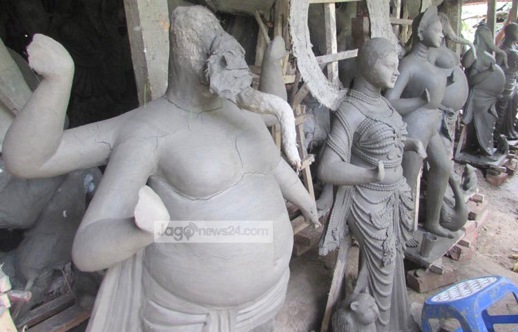 এসব প্রতিমা কয়েকদিনের মধ্যে তুলির আচড়ে রঙ্গিন হয়ে যাবে। তখন তাতে ফুটে উঠবে প্রতিমাগুলোর আসল রূপ। ছবি : মো. ছগির হোসেন।