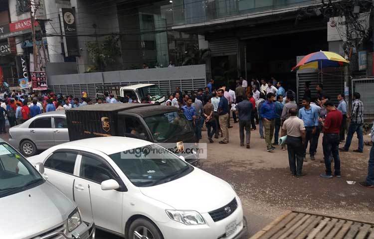 বিভিন্ন বহুতল ভবনে কর্মরত কর্মকর্তা-কর্মচারীরা ভূমিকম্পের আতঙ্কে নিচে নেমে অবস্থান করে। ছবি : হোসেন ইমরাত রিমেন।