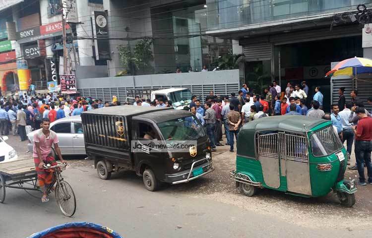 বহুতল ভবন থেকে নেমে অনেকেই নিকটাত্মীয়দের খোঁজ নিতে দেখা যায়। ছবি : হোসেন ইমরাত রিমেন।
