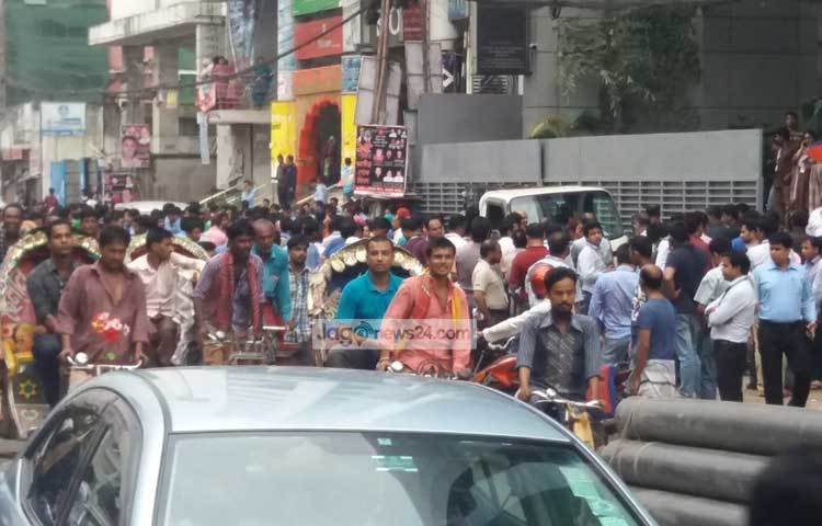 বহুতল ভবনের লোকজন নিচে নেমে রাস্তায় অবস্থান নেওয়ার কারণে রাস্তায় যানজট তৈরি হয়। ছবি : হোসেন ইমরাত রিমেন।