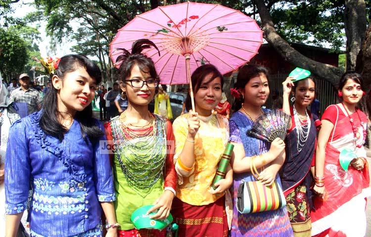 নানা সাজে সজ্জিত হয়ে র&zwnj;্যালিতে অংশ নিয়েছে বিভিন্ন স্কুলের ছাত্রীরা। ছবি : বিপ্লব দিক্ষিৎ।