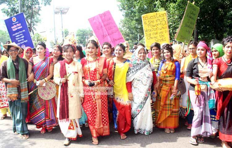 আবহমান বাংলার নারী ও পুরুষের সাজে সেজেছে ছাত্রীরা। ছবি : বিপ্লব দিক্ষিৎ।