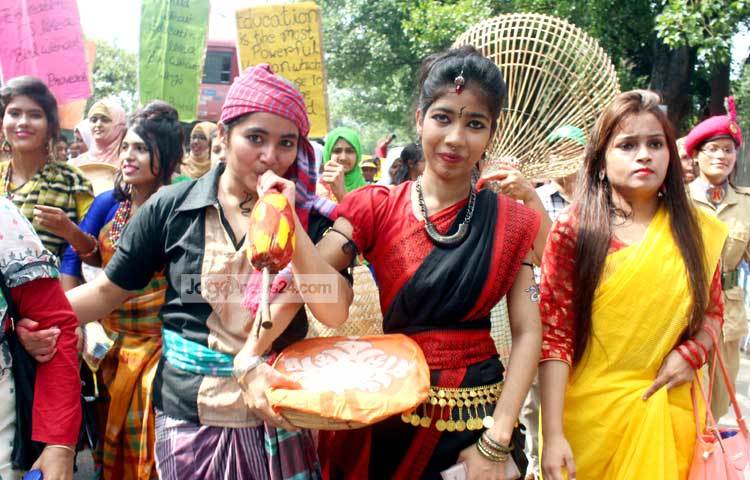 সাপুরে ও মাছ শিকারীর বেশে ছাত্রীরা আজ জাতীয় শিক্ষা সপ্তাহের র&zwnj;্যালিতে অংশ নিয়েছে। ছবি : বিপ্লব দিক্ষিৎ।