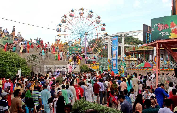 ঈদের ছুটিতে রাজধানীর বিনোদনকেন্দ্রগুলোতে উপচে পড়া ভিড়। রাজধানীর শিশুমেলা থেকে ছবি তুলেছেন আলোকচিত্রী বিপ্লব দিক্ষিৎ।
