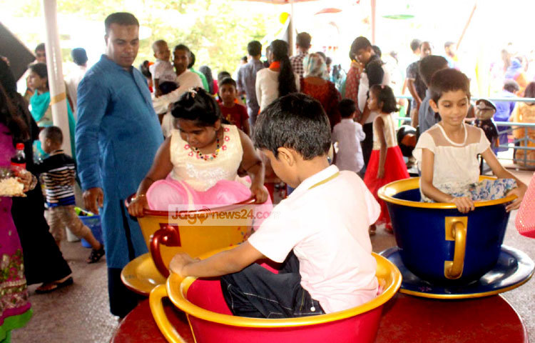 ঈদ আনন্দে মেতেছেন শিশুরা। পাশে দাঁড়িয়ে শিশুদের এই আনন্দ অভিভাকরাও উপভোগ করছেন। পার্কে তিল ধারণের জায়গা নেই বললেই চলে। ছবি : বিপ্লব দিক্ষিৎ।