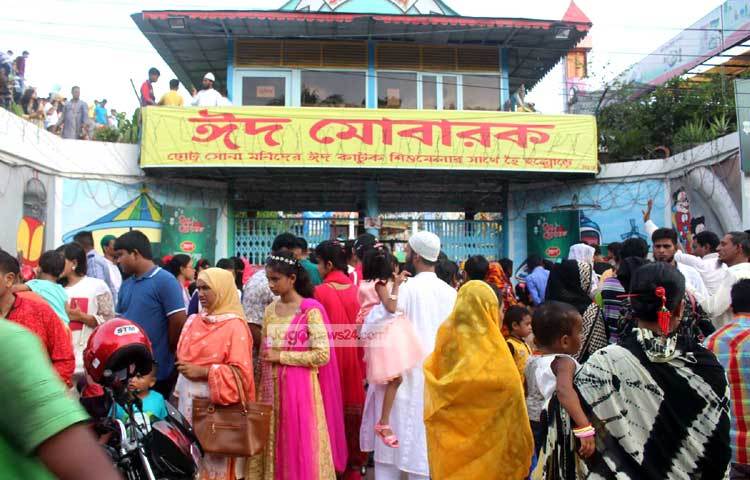 শিশু মেলায় প্রবেশে জন্য দর্শনার্থীদের অপেক্ষা। অভিভাবকদের কোলে শিশুরা। ছবি : বিপ্লব দিক্ষিৎ।