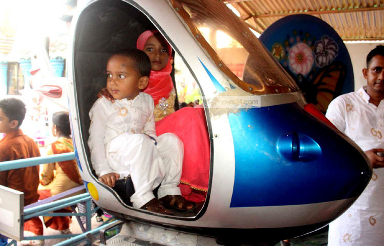 রাইডারে চড়ছে দুই শিশু। অজানা আনন্দে ভরছে তাদের মন। ছবি : বিপ্লব দিক্ষিৎ।