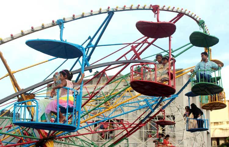 পাখির চোখে নিচের মানুষ কেমন দেখা যায়, তা বুঝতেই যেন চরকিতে ওঠা। ছবি : বিপ্লব দিক্ষিৎ।