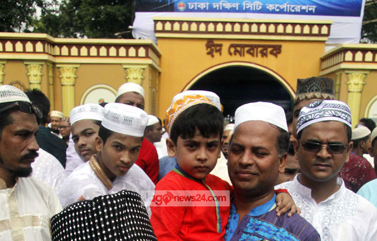 প্রায় সোয়া লাখ মুসল্লির অংশগ্রহণে হাইকোর্ট প্রাঙ্গনে অবস্থিত জাতীয় ঈদগাহ ময়দানে দেশের প্রধান ঈদ জামাত অনুষ্ঠিত হয়। ছবি : বিপ্লব দিক্ষিৎ।