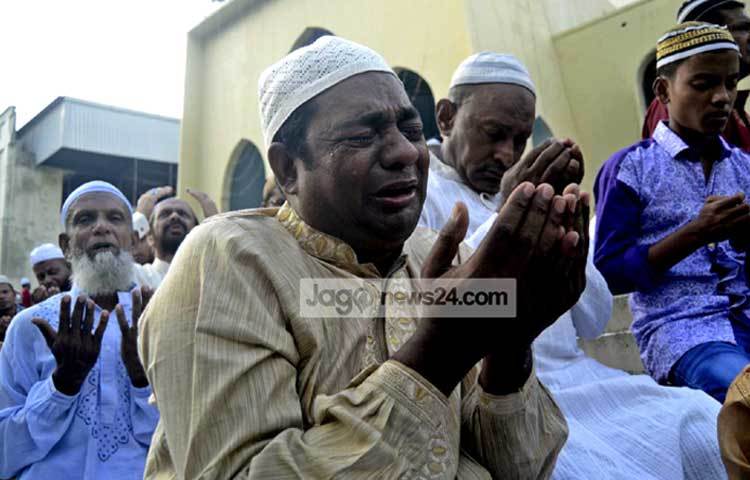 দেশের শান্তি সমৃদ্ধি কামনা করে ঈদের জামাত শেষে কান্নায় ভেঙ্গে পড়েন মুসল্লিরা। ছবি : বিপ্লব দিক্ষিৎ।