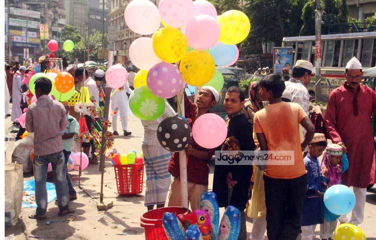 মুসল্লিদের সঙ্গে আসা শিশুরা বিভিন্ন খেলনা সমগ্রী কিনছে। ছবি : বিপ্লব দিক্ষিৎ।