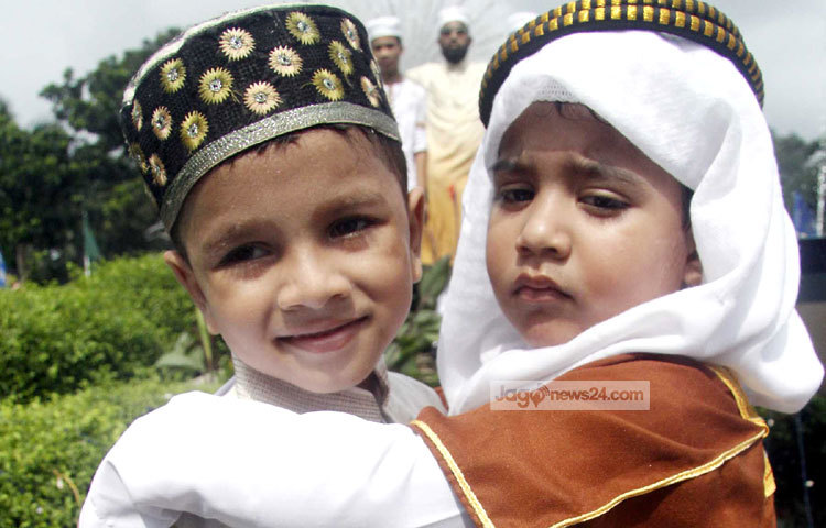 ঈদের নামাজ শেষে শিশুরা কোলাকুলি করছে। ছবি : বিপ্লব দিক্ষিৎ।