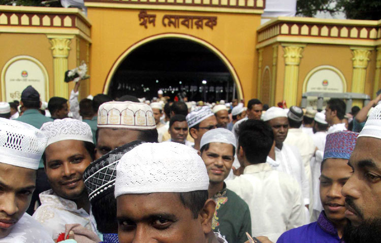 বায়তুল মুকাররম জাতীয় মসজিদের জ্যেষ্ঠ ইমাম হাফেজ মাওলানা মুহাম্মদ মিজানুর রহমানের ইমামতিতে এতে অংশ নেন রাষ্ট্রপতি আব্দুল হামিদ, মন্ত্রীপরিষদের সদস্যবর্গ সরকারি কর্মকর্তাসহ বিভিন্ন শ্রেণির প্রায় সোয়া লাখ মুসল্লি। ছবি : বিপ্লব দিক্ষিৎ।