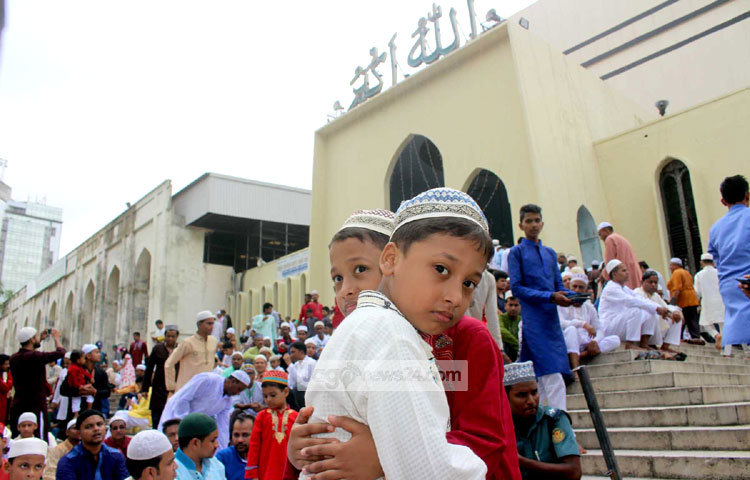রাজধানীর জাতীয় মসজিদ বায়তুল মোকাররমে ঈদের জামাত অনুষ্ঠিত হয়েছে। ছবি : বিপ্লব দিক্ষিৎ।