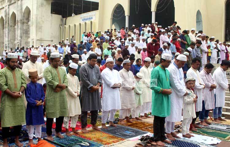 ঈদের জামাত শেষে বিশেষ মোনাজাতে দেশ, জাতি ও মুসলিম উম্মাহর জন্য শান্তি ও সমৃদ্ধি কামনা করা হয়েছে। ছবি : বিপ্লব দিক্ষিৎ।