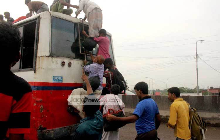 আজ চাঁদ দেখা গেলে আগামীকাল ঈদ। তাই শেষ মুহূর্তে রাজধানী ছেড়ে ঈদ করতে গ্রামের বাড়ি যাচ্ছেন হাজারো মানুষ। ছবি : বিপ্লব দিক্ষিৎ।