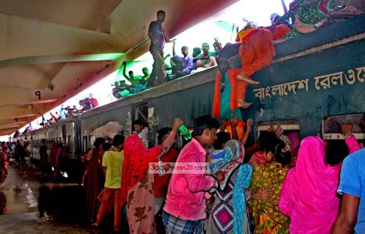 আগামীকাল ঈদ। তাই গ্রামের বাড়িতে ঈদ করতে আজও রাজধানী ছাড়ছে মানুষ। ছবি : বিপ্লব দিক্ষিৎ।
