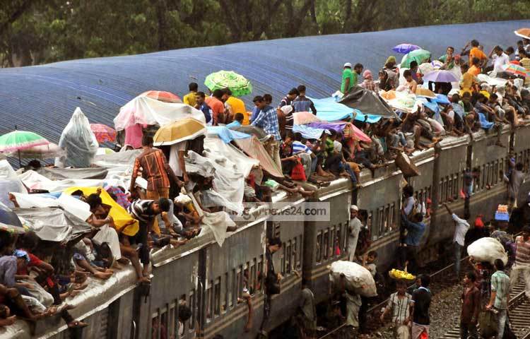 বৃষ্টি উপেক্ষা করে ট্রেনের ছাদে ছুটছে মানুষ। ঈদে বাড়ি যাওয়ার আনন্দ তাদের কাছে জীবনের ঝুঁকির চেয়েও নস্যি। ছবি : বিপ্লব দিক্ষিৎ।