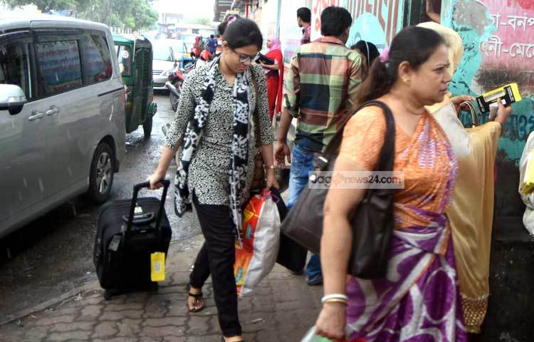 তাড়াতাড়ি গাড়ির সন্ধানে ছুটছেন সবাই। গাড়িটা সঠিক সময়ে গিয়ে ধরতে পারবেন তো। রাজধানীর গাবতলীর বাসস্টান থেকে এই দৃশ্য ধারণ করা হয়েছে। ছবি : বিপ্লব দিক্ষিৎ।