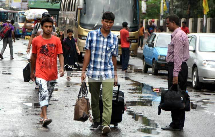 প্রিয়জনদের কাছে ছুটছেন সবাই। হয়তো এদের অনেকেই শহরে কর্মব্যস্ততায় এক বছর পর বাড়ি যাচ্ছেন। ছবি : বিপ্লব দিক্ষিৎ।