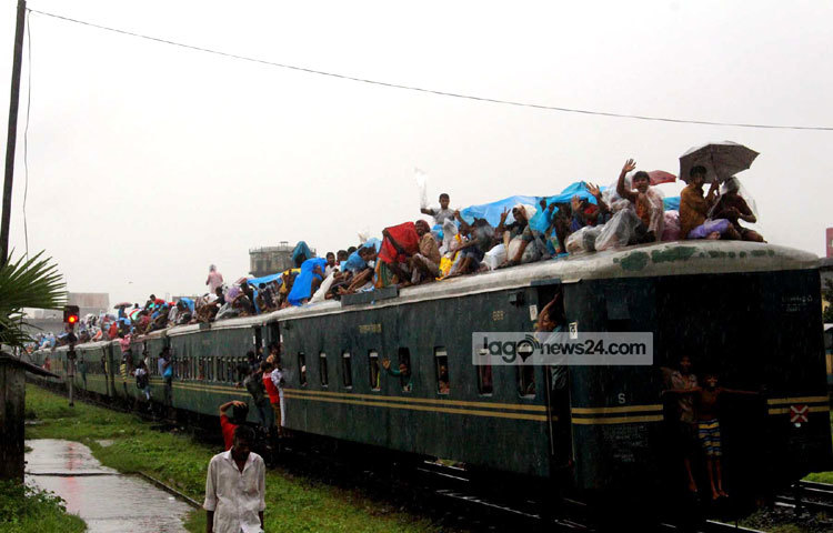 শহুরে ব্যস্ততাকে বিদায় জানিয়ে ট্রেনে চেপে বাড়ি ছুটছে মানুষ। এখন অপেক্ষা নিরাপদে গন্তব্যে পৌঁছার। ছবি : বিপ্লব দিক্ষিৎ।