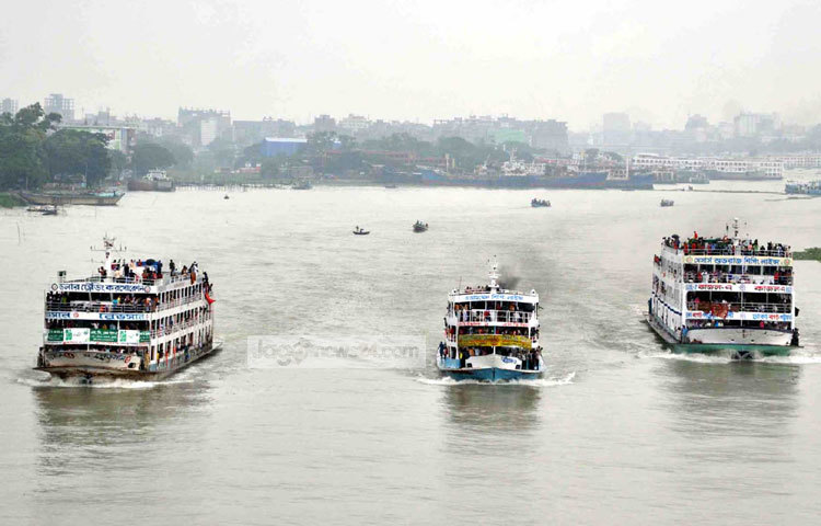দেশের দক্ষিণাঞ্চালের ঈদে ঘরমুখো যাত্রীদের নিয়ে ছুটছে লঞ্চ। প্রতিটি লঞ্চেই যাত্রীতে টইটম্বুর অবস্থা। ছবি : বিপ্লব দিক্ষিৎ।