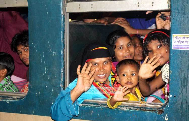 &lsquo;সবাইকে গুড বাই জানিয়ে আমরা বাড়ি যাচ্ছি&rsquo;- হয়তো তারা এমনটা বলেই ঈদ করতে বাড়ি যাচ্ছে। ছবি : বিপ্লব দিক্ষিৎ।