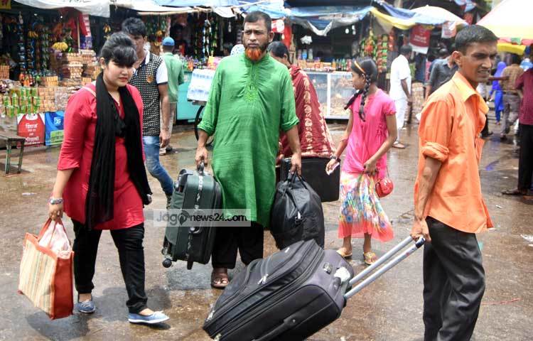 ঈদ যাত্রায় এই রোদ এই বৃষ্টি যেন বাড়তি বিড়ম্বনার মধ্যে ফেলেছে যাত্রীদের। ছবি : বিপ্লব দিক্ষিৎ।