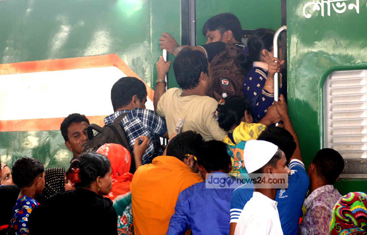 ঠেলাঠেলি করে ট্রেনে উঠছে ঈদে ঘরমুখো যাত্রীরা। কারণ বাড়িতে সবার প্রিয় অপেক্ষায় রয়েছেন। ছবি : বিপ্লব দিক্ষিৎ।