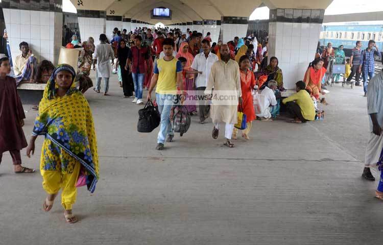 প্রিয়জনের সান্নিধ্যে গিয়ে সারা বছরের কর্মক্লান্তি কেটে গেছে এই মানুষগুলোর। আবারো তারা জীবন জীবীকার প্রয়োজনে কাজে মনোযোগী হবেন। ছবি : বিপ্লব দিক্ষিৎ।