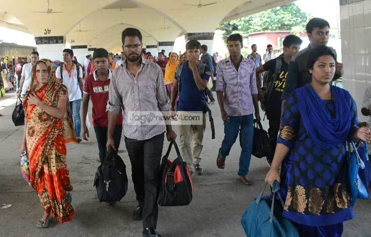 অনেকেই পরিবার পরিজন নিয়ে গিয়েছিলেন গ্রামের বাড়িতে। ঈদ করে যে যার মত করে ফিরছেন চিরচেনা শহরে। ছবি : বিপ্লব দিক্ষিৎ।