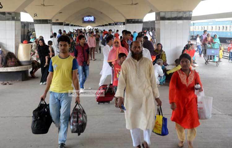 গ্রাম থেকে আবার ফিরে আসা এসব মানুষের পদভারে মুখরিত হবে রাজধানীর অলিগলি। ছবি : বিপ্লব দিক্ষিৎ।
