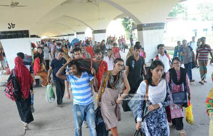 এরই মধ্যে খুলে গেছে রাজধানীর বিভিন্ন প্রতিষ্ঠান। কয়েকদিনের মধ্যেই রাজধানী আবার চিরচেনা রূপ লাভ করবে। ছবি : বিপ্লব দিক্ষিৎ।