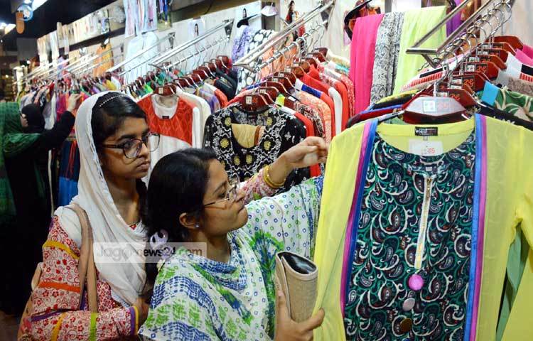 এবছরও দেশিয় ব্র্যান্ডের পোষাকের ব্যাপক চাহিদা রয়েছে। বিশেষ করে তরুণীরা এসব ব্র্যান্ডের পোষাক বেশি পছন্দ করছেন। ছবি : বিপ্লব দিক্ষিৎ।
