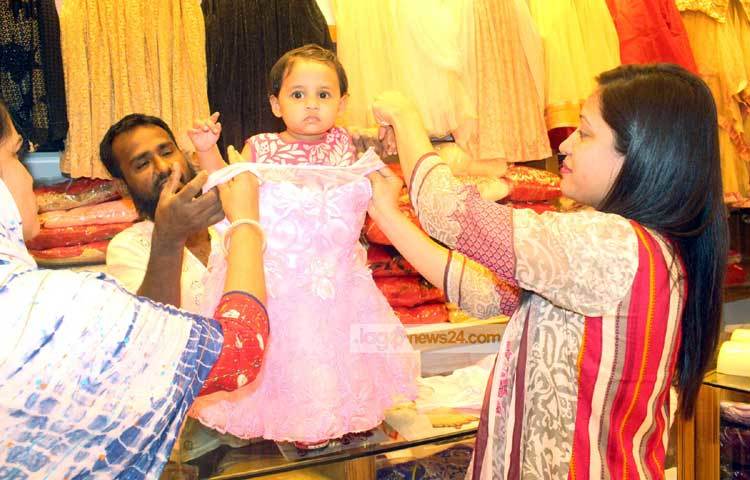 ঈদে সবচেয়ে বেশি আনন্দ ফূর্তি করে শিশুরা। তাই প্রতিটি পরিবারের সদস্যরা ঈদে শিশুদের জন্য চেষ্টা করে থাকেন নতুন জামা-কাপড় কিনতে। রাজধানীর কর্ণফুলী মার্কেট থেকে ছবি ক্যামেরাবন্দি করেছেন বিপ্লব দিক্ষিৎ।