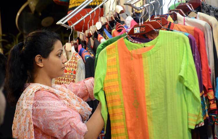 নিজের পছন্দের পোশাক বাছাইয়ে নিমগ্ন রয়েছেন এই তরুণী। ছবি : বিপ্লব দিক্ষিৎ।