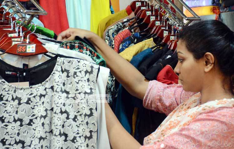 এবারের ঈদেও প্রতিবারের ন্যায় বিভিন্ন রঙ এবং ডিজাইনের নানা বাহারি পোশাক এসেছে। ছবি : বিপ্লব দিক্ষিৎ।