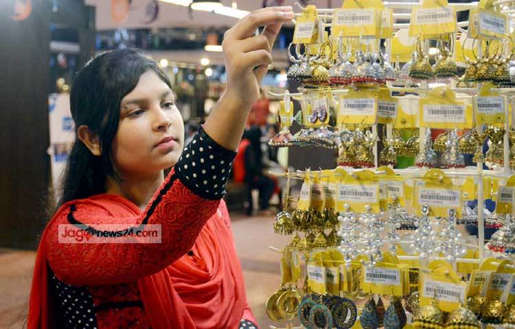 ঈদে নারীদের সাজ সজ্জার অন্যতম অনুষঙ্গ হচ্ছে গহনা। তাই পছন্দের গহনা কিনছেন এই তরুণী। ছবি : বিপ্লব দিক্ষিৎ।