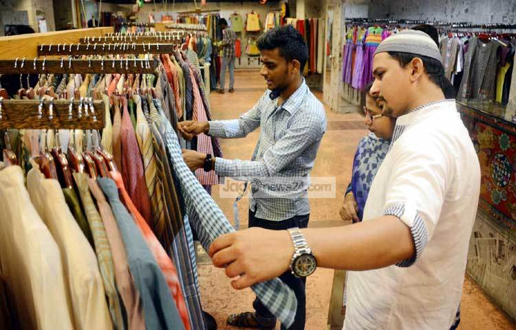 ঈদের জামাতে অংশনিতে নতুন পাঞ্জাবি চাই-ই চাই। তাই বাহারি পঞ্জাবি থেকে পছন্দের পাঞ্জাবি সংগ্রহে ব্যস্ত তারা। ছবি : বিপ্লব দিক্ষিৎ।