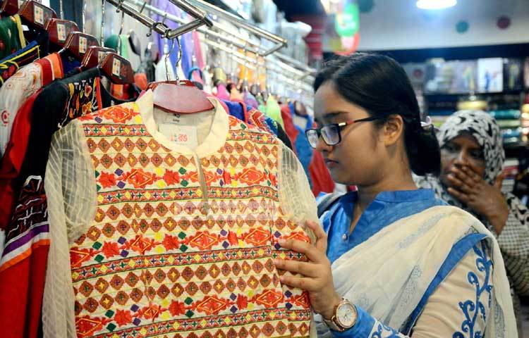 বিভিন্ন মার্কেট ঘুরে জানা গেছে, গত বছরের চেয়েও এবার সব পোশাকের দাম একটু বাড়তি। ছবি : বিপ্লব দিক্ষিৎ।