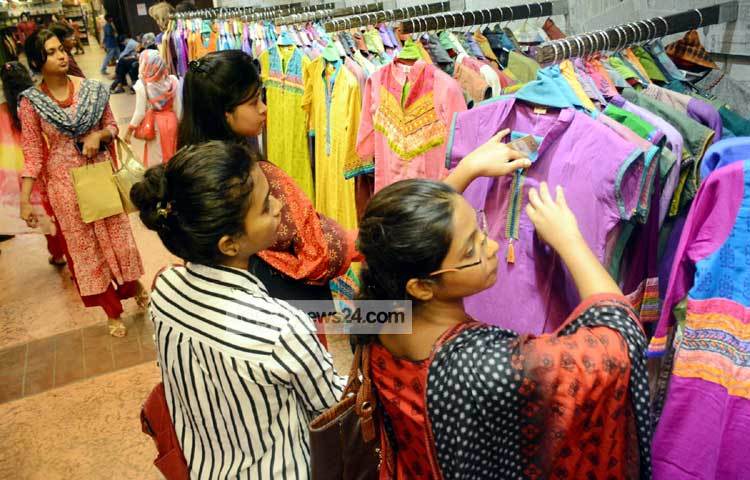 পছন্দের পোশাকটি পেতে ফ্যাশন সচেতনরা এক মাকের্ট থেকে অন্য মার্কেটে ছুটে চলছেন। ছবি : বিপ্লব দিক্ষিৎ।