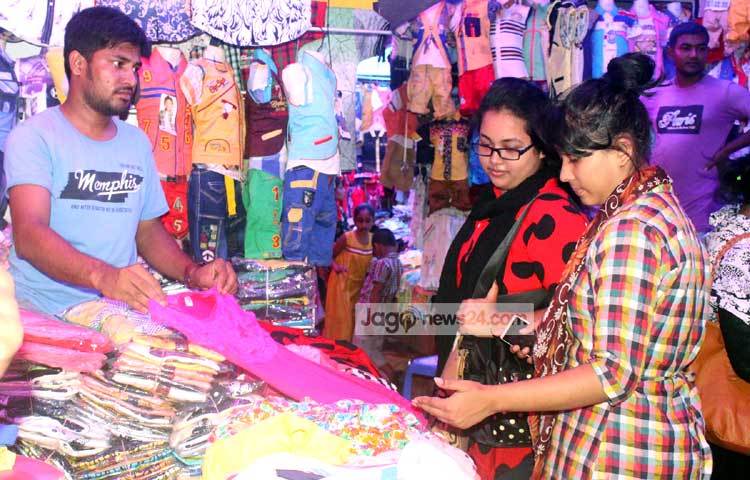 রমজানের শুরুতেই ঈদের বার্তা পৌঁছে যায় ঘরে ঘরে। তাই অনেকে রমজানের সূচনাতেই ঈদের কেনাকাটায় নেমে পড়েন। ঢাকার রাজধানী সুপার মার্কেট থেকে ঈদের কেনাকাটার ছবি ক্যামেরাবন্দি করেছেন বিপ্লব দিক্ষিৎ।