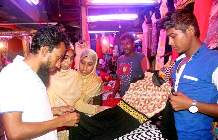 ঈদের কেনাকাটায় পুরুষের চেয়ে নারীরা এগিয়ে। তারা খুটিয়ে খুটিয়ে নিজেদের পছন্দের পোশাক সংগ্রহ করতে ব্যস্ত। ছবি : বিপ্লব দিক্ষিৎ।