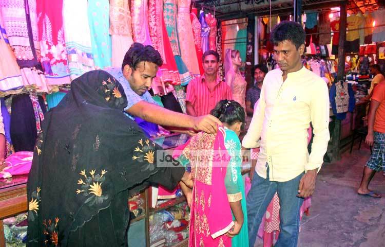 পুরান ঢাকার রাজধানীর সুপার মার্কেটে উচ্চবিত্ত থেকে শুরু করে নিন্ম আয়ের মানুষও ঈদের কেনাকাটা করতে আসনে। কারণ এখানে সব শ্রেণির ক্রেতাদের চাহিদার কথা মাথায় রেখে পোশাক রাখা হয়। ছবি : বিপ্লব দিক্ষিৎ।